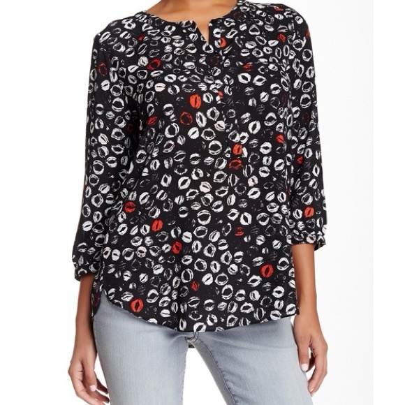NYDJ Tops - NYDJ Lip Print Blouse in Women’s Large